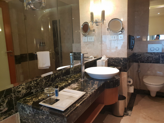 Bathroom 5, Gokulam Grand Hotel & Spa Bangalore, Bangalore