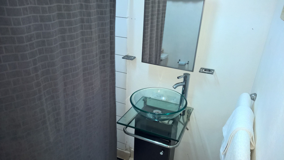 Bathroom 4, The Red Hut Inn