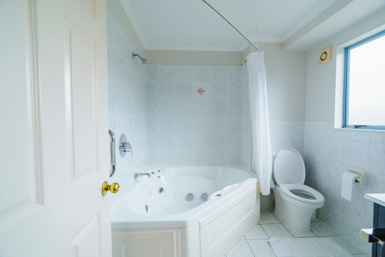 Bathroom 5, Anchorage Motor Lodge, Napier