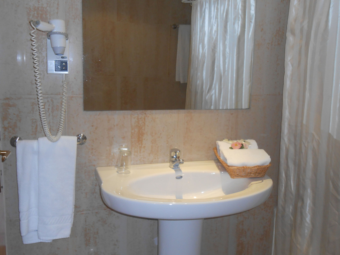 Bathroom 5, Hotel Santa Cruz, Torres Vedras