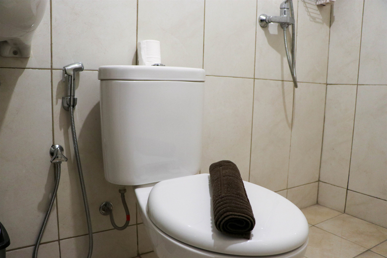 Bathroom 5, Cozy Living and Serene 2BR at The Nest Puri Apartment By Travelio, Tangerang