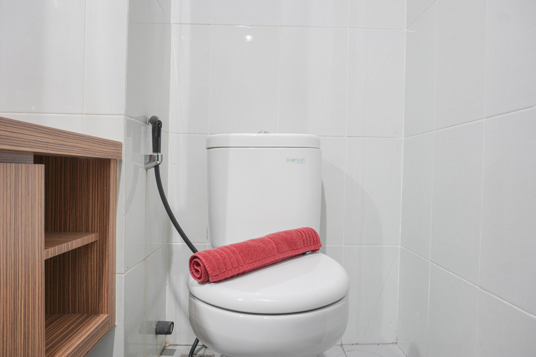 Bathroom 5, Nice and Fancy 1BR at Casa De Parco Apartment By Travelio, Tangerang