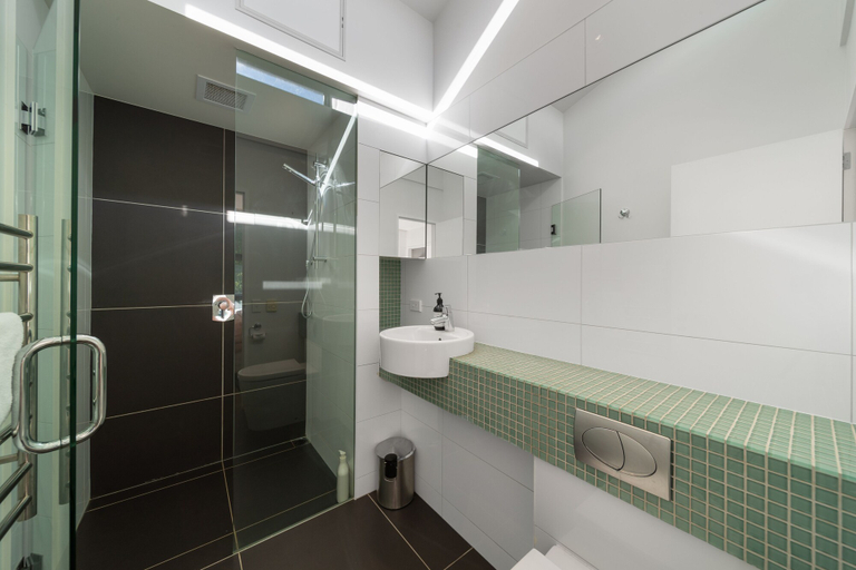 Bathroom 4, Modern Queenstown Apartment & Great Lake Views, Queenstown-Lakes