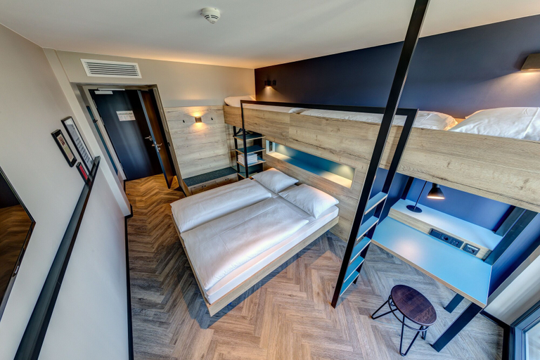 Bedroom 3, Schulz Hotel Berlin Wall at the East Side Gallery, Berlin