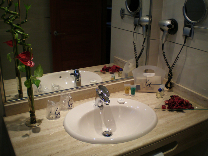 Bathroom 4, Hotel Clement Barajas, Madrid