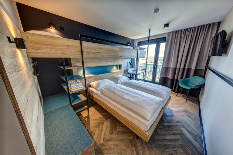 Bedroom 4, Schulz Hotel Berlin Wall at the East Side Gallery, Berlin