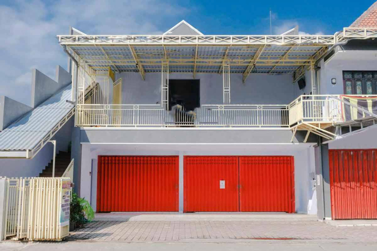 Exterior & Views 2, RedDoorz near Wisata Museum Angkut 3, Malang