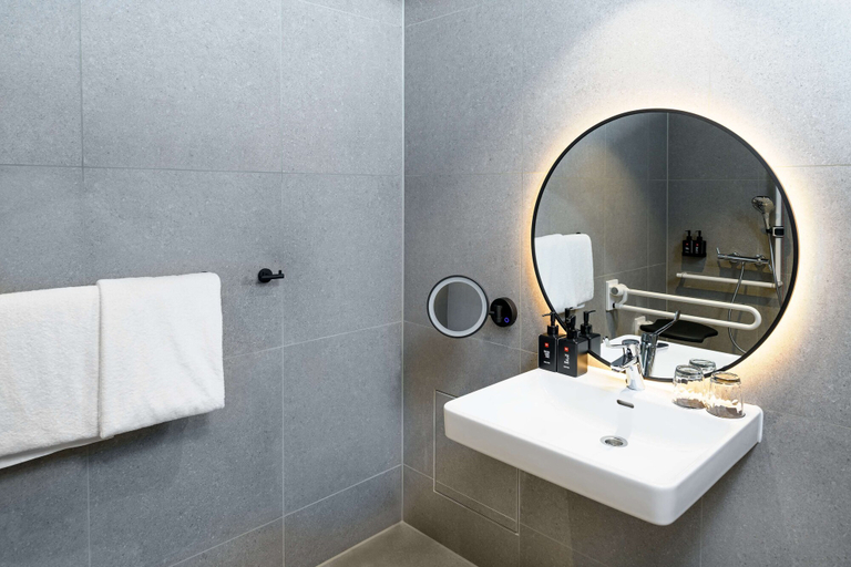 Bathroom 4, Radisson RED Hotel, Vienna, Wien