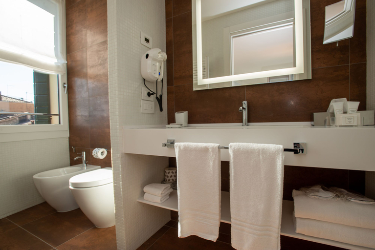 Bathroom 3, Padova Suites C20, Padua
