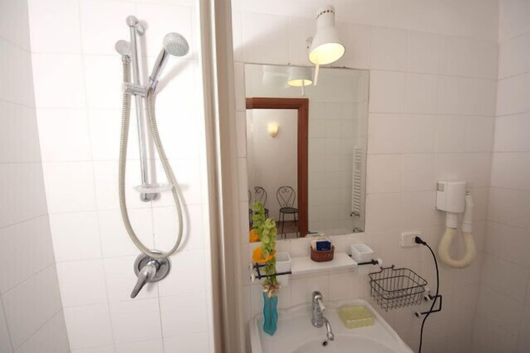 Bathroom 5, Aenea's B&B, Roma