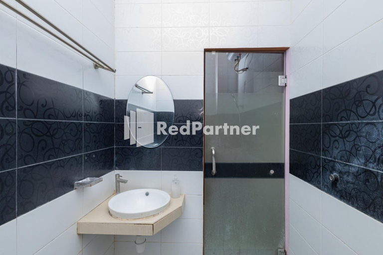 Bathroom 3, Star Hotel Jaksa Mitra RedDoorz, Central Jakarta