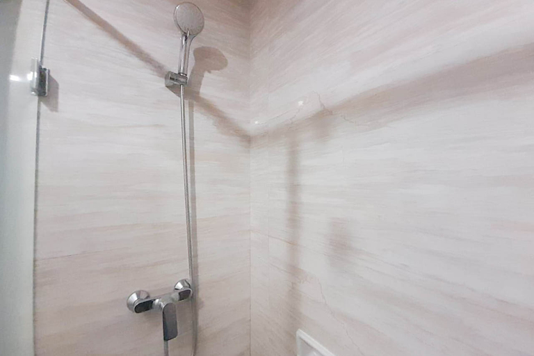 Bathroom 5, Best Homey and Modern Studio at Uttara The Icon Apartment By Travelio, Sleman