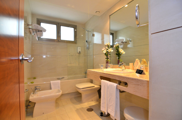 Bathroom 4, Hotel Clement Barajas, Madrid