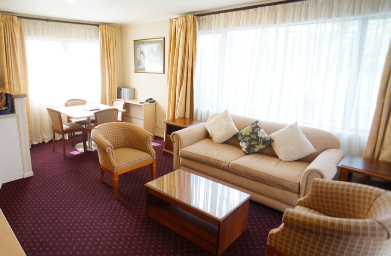 Others 4, Cornwall Park Motor Inn, Waitakere