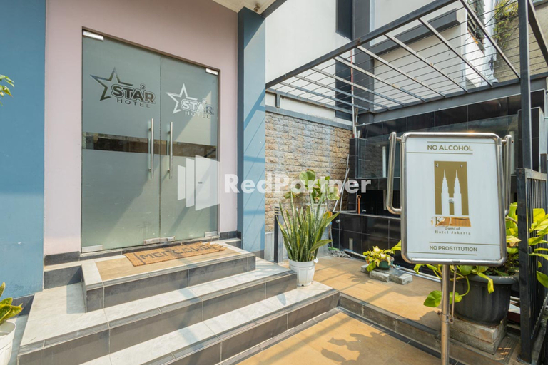 Exterior & Views 2, Star Hotel Jaksa Mitra RedDoorz, Central Jakarta