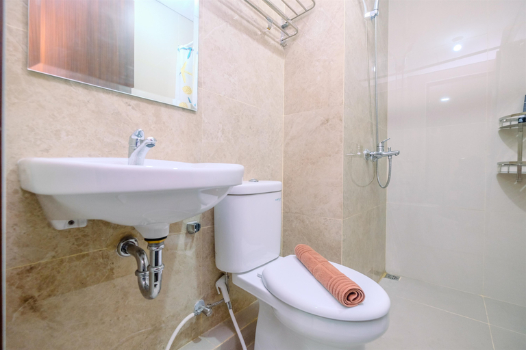 Bathroom 5, Simply Modern Classic 2BR at Transpark Cibubur Apartment By Travelio, Depok