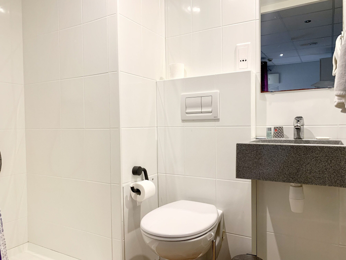 Bathroom 4, Hotel les Quatre Saisons, Loire-Atlantique