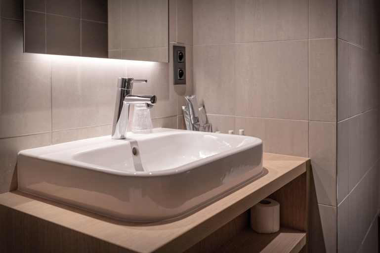 Bathroom 10