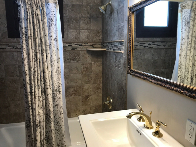 Bathroom 4, Riverside Hot Springs Inn & Spa - Adults Only, Bannock