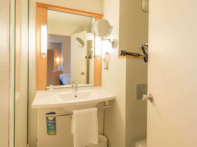 Bathroom 4, ibis Limoges Centre, Haute-Vienne