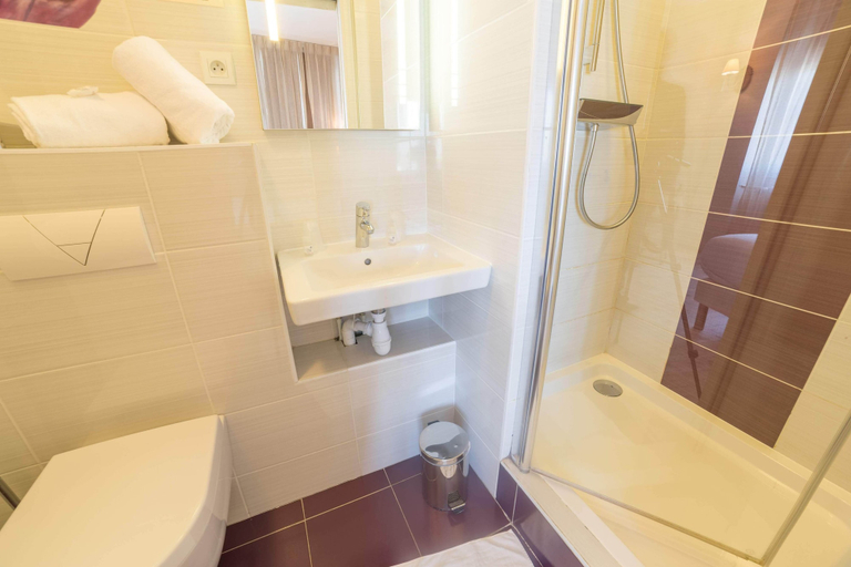 Bathroom 4, The Originals Boutique, Hôtel Les Poèmes de Chartres, Eure-et-Loir
