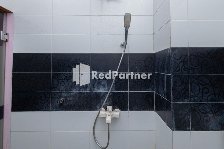 Bathroom 3, Star Hotel Jaksa Mitra RedDoorz, Central Jakarta