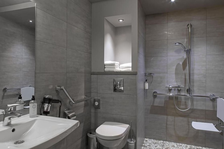 Bathroom 5, Best Western Grand Hotel De Bordeaux, Cantal