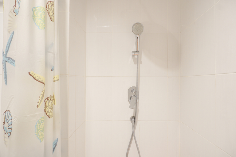 Bathroom 5, Nice and Comfort 1BR at 25th Floor Samara Suites Apartment By Travelio, South Jakarta