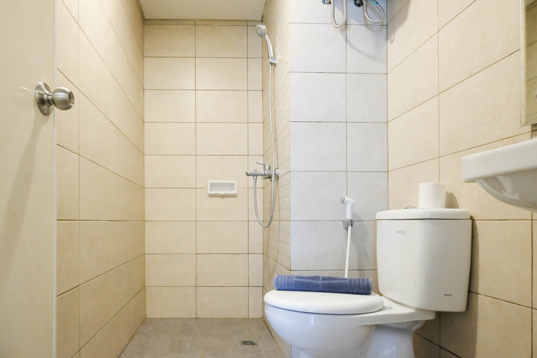 Bathroom 5, Comfortable 2BR at Apartment Bess Mansion By Travelio, Surabaya
