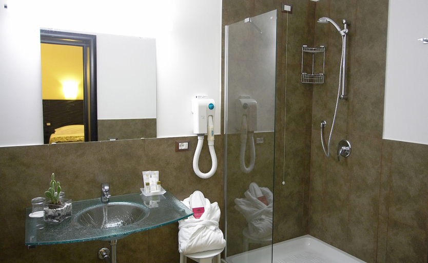 Bathroom 4, Hotel Garibaldi, Palermo