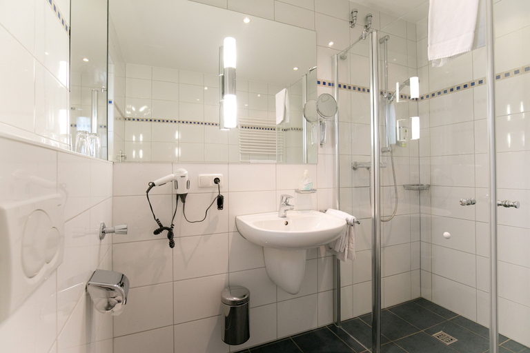 Bathroom 4, Hotel Mariaweiler Hof, Düren