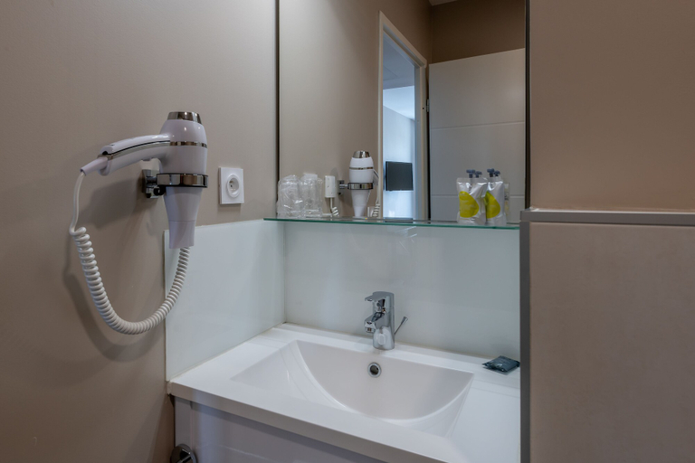 Bathroom 4, All Suites Appart Hôtel | Bordeaux Centre Gare, Gironde