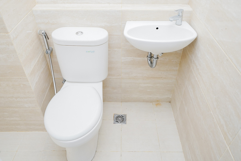 Bathroom 5, Comfort and Cozy Studio Room at Springwood Apartment By Travelio, Tangerang