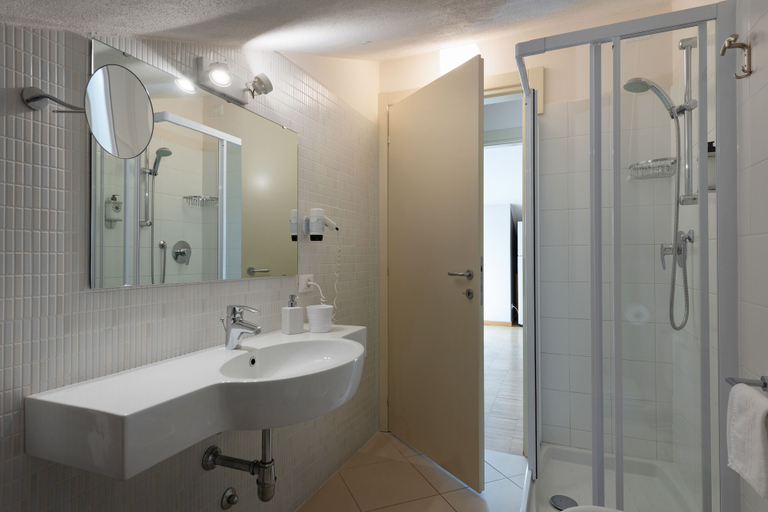 Bathroom 5, Vialeromadodici Rooms & Apartments, Verona