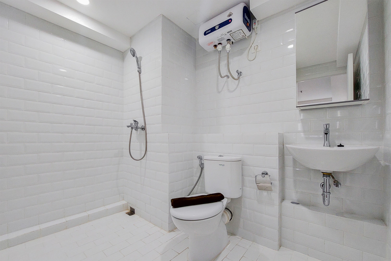 Bathroom 5, Spacious and Elegant 3BR Loft at Kingland Avenue Apartment By Travelio, Tangerang