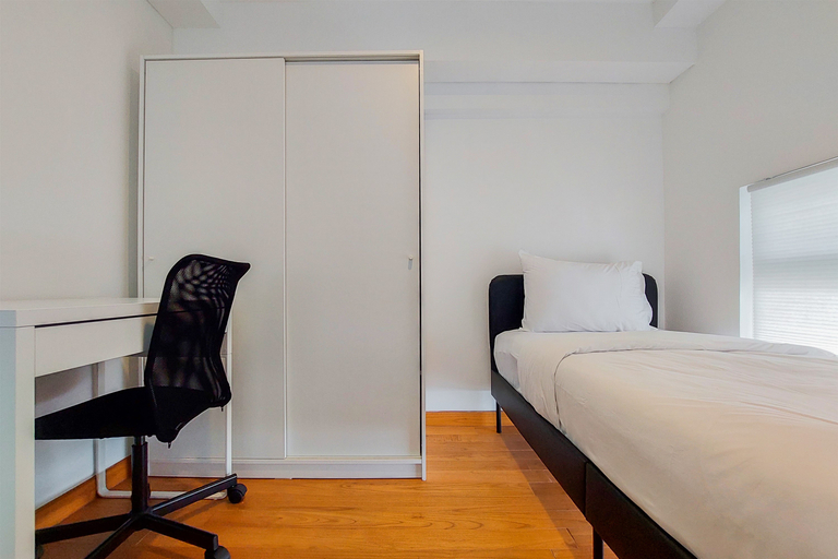 Bedroom 2, Spacious and Elegant 3BR Loft at Kingland Avenue Apartment By Travelio, Tangerang
