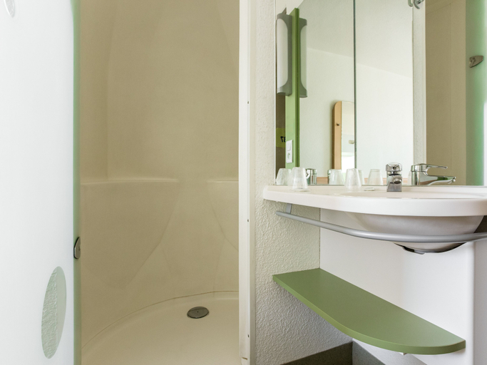 Bathroom 4, ibis budget Caen Porte de Bretagne, Calvados