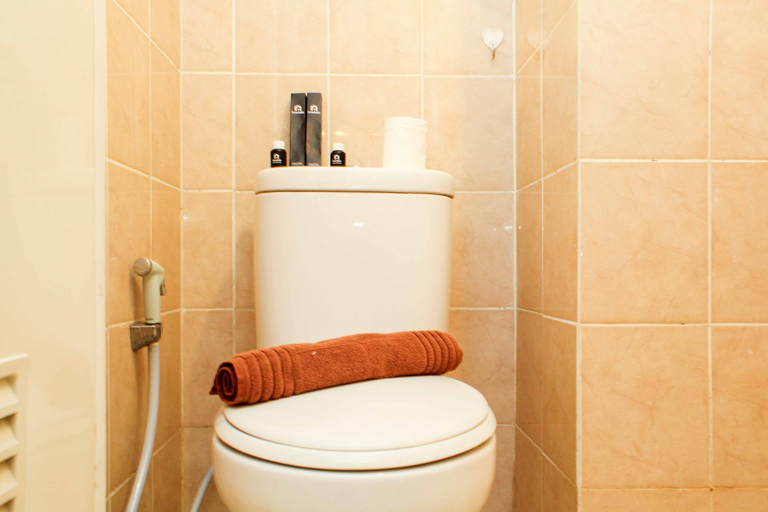 Bathroom 5, New and Comfort Studio at Green Bay Pluit Apartment By Travelio, Jakarta Utara