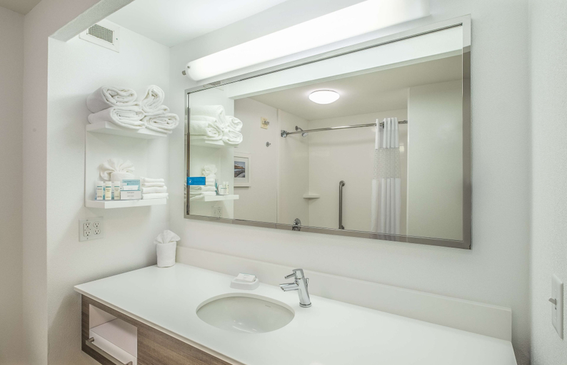 Bathroom 4, Hampton Inn Waterville, Kennebec