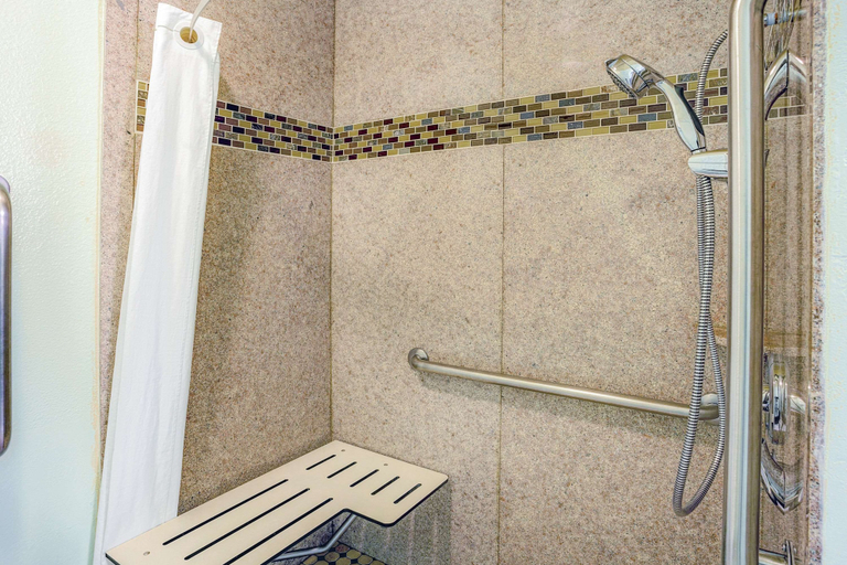 Bathroom 3, Super 8 By Wyndham Yreka, Siskiyou
