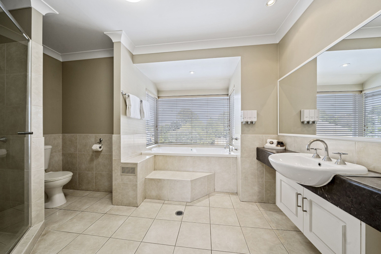 Bathroom 5, Ambassador on Ruthven, Toowoomba - North-West