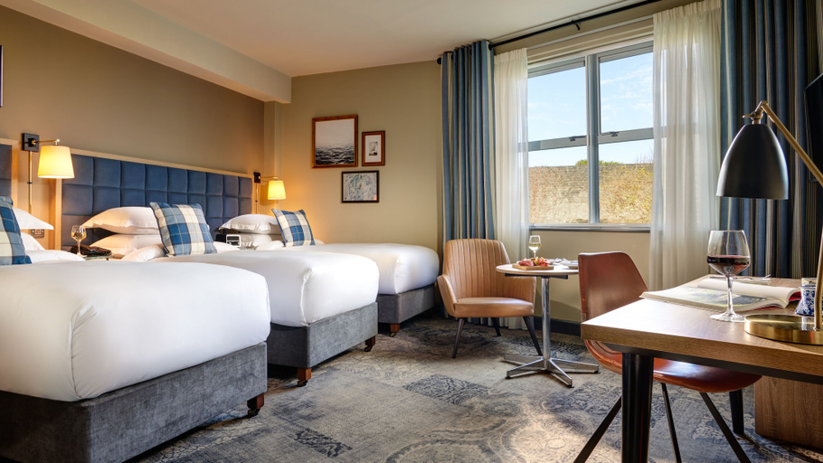 Bedroom 4, Harbour Hotel