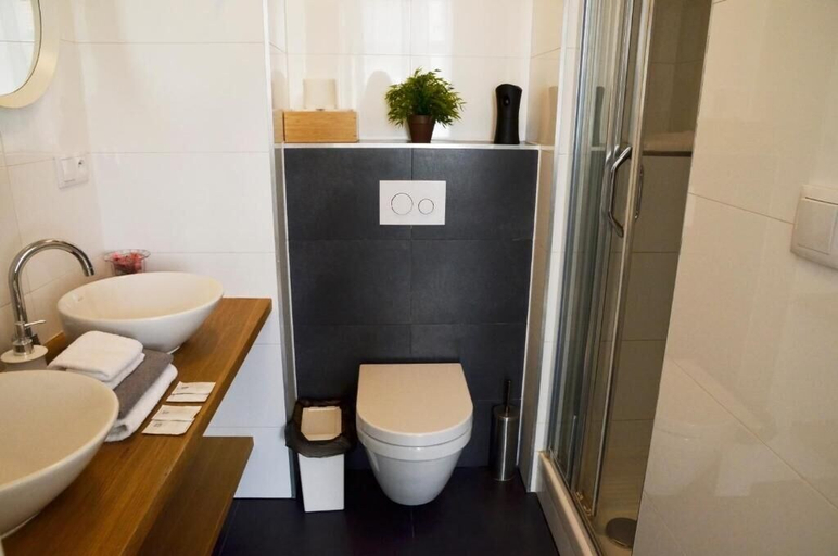 Bathroom 3, The Republic Garden - Hostel, Praha 7