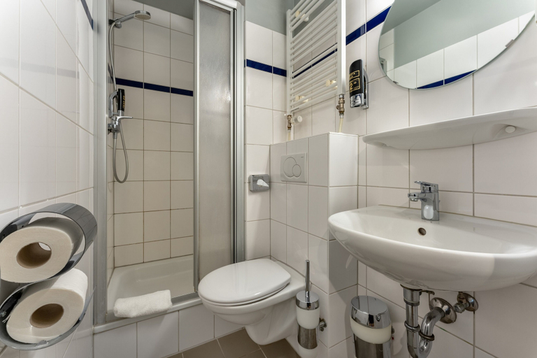 Bathroom 5, a&o Hamburg Hauptbahnhof - Hostel, Hamburg
