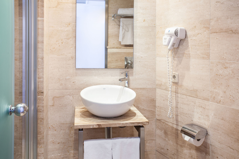 Bathroom 3, Grupotel Picafort Beach, Baleares