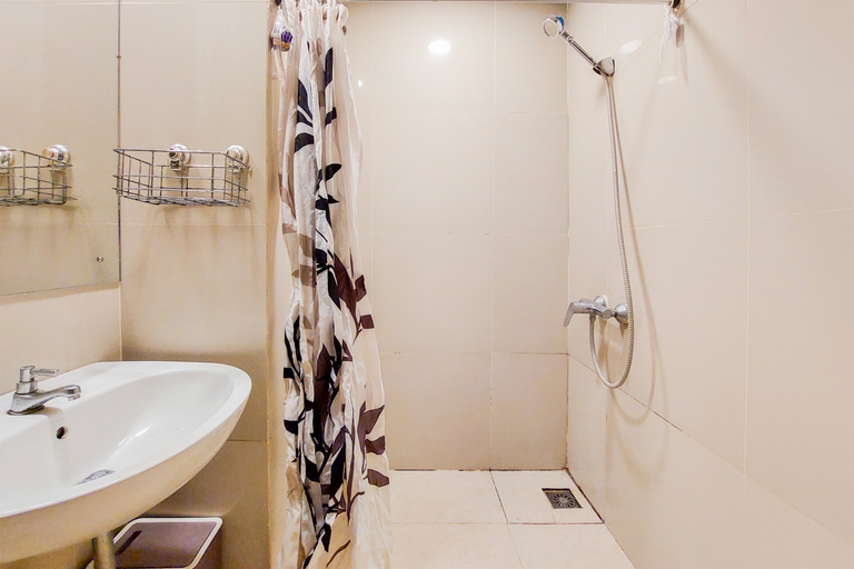 Bathroom 3, Fancy and Nice Studio at Atria Residence Gading Serpong Apartment By Travelio, Tangerang