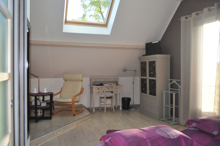 Bedroom 2, Les Acacias, Seine-et-Marne