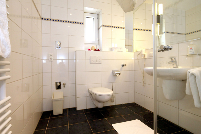 Bathroom 4, Hotel Mariaweiler Hof, Düren