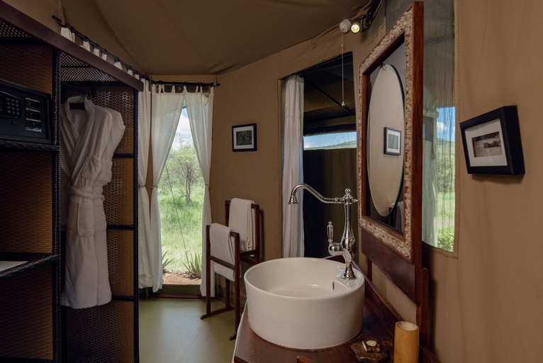 Bathroom, Ole Serai Luxury Camp, Bariadi