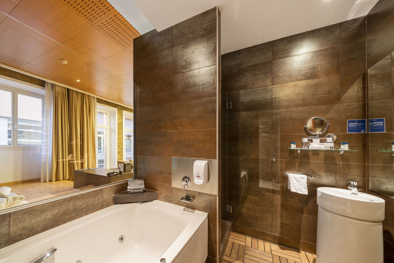 Bathroom 5, Iberik Hotel Balneari Rocallaura, Lleida